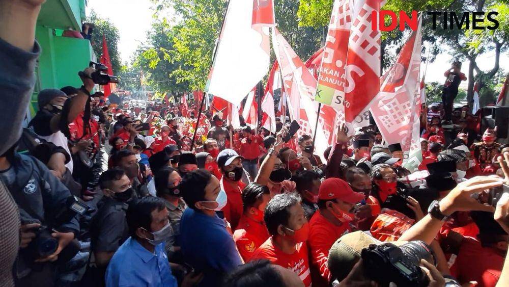 Kerumunan massa pengantar Bacawali-bacawawali dari PDIP, Eri-Armuji di KPU Surabaya, Jumat (4/9/2020). IDN Times/Fitria Madia