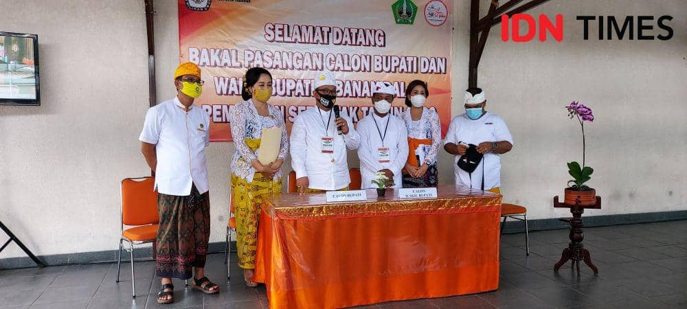 Paslon Panji-Budi saat memberikan keterangan pers (IDN Times/Wira Sanjiwani)