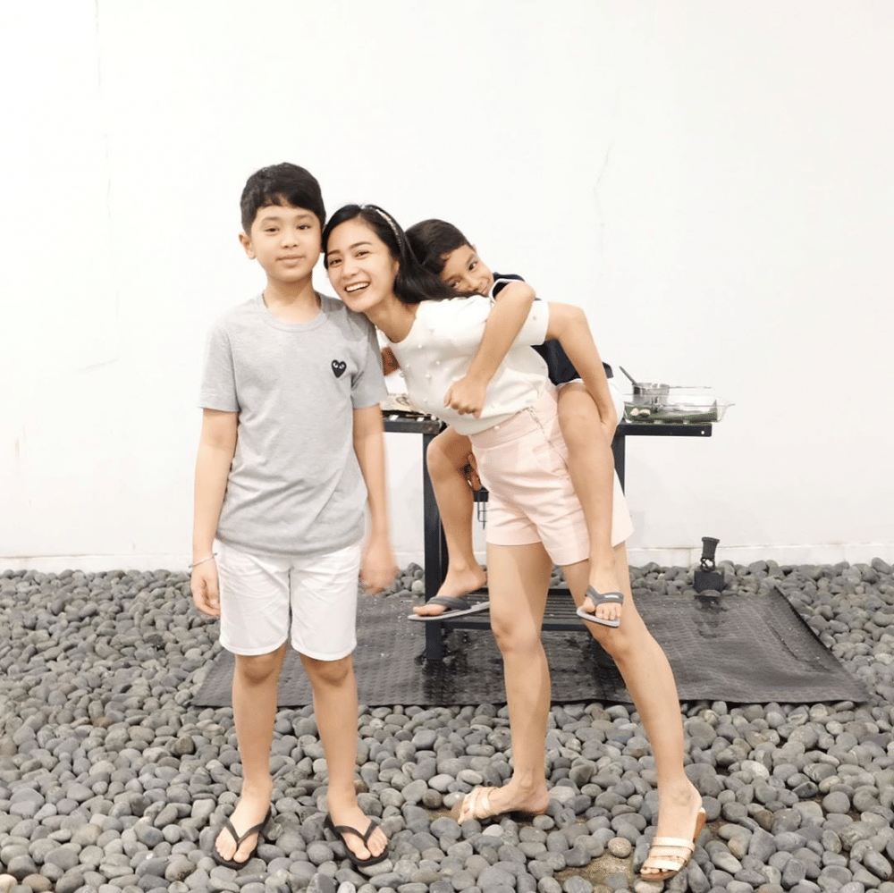 10 Momen Kedekatan Bunga Zainal dengan Kedua Putranya, Sweet Banget!