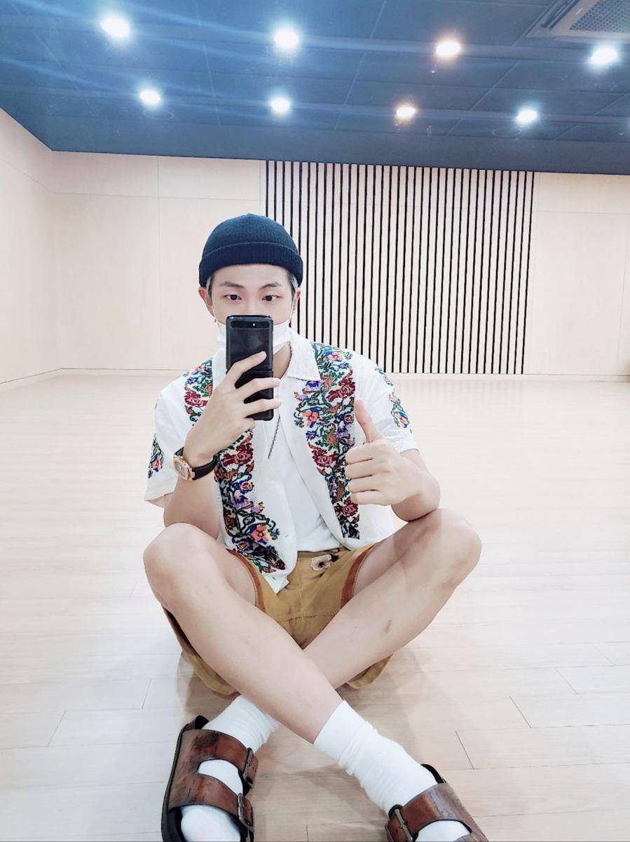 twitter.com/BTS_twt