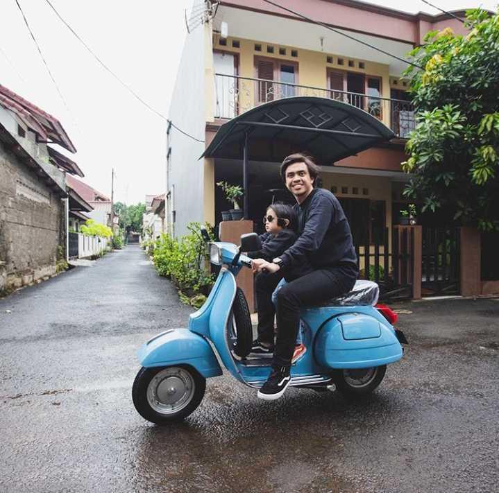 10 Potret Macho Ditto Percussion Ditemani Motor Vespa Kesayangan