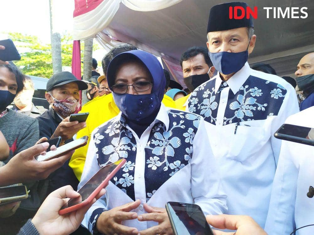 Sri Muslimatun-Amin Purnama saat mendaftarkan diri ke KPU Sleman. IDN Times/Siti Umaiyah
