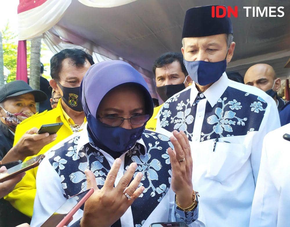 Sri Muslimatun-Amin Purnama saat mendaftarkan diri ke KPU Sleman. IDN Times/Siti Umaiyah