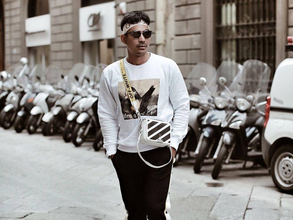 10 Inspirasi Mix and Match Kaus ala Robby Purba yang Bisa Kamu Sontek