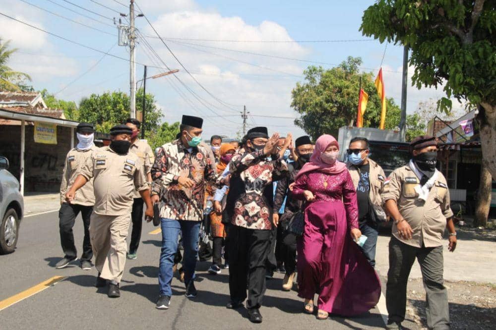 Sutrisna Wibawa dan Mahmud Ardi Widanto saat menuju kantor KPU Gunungkidul (Dok. IDN Times/Istimewa)