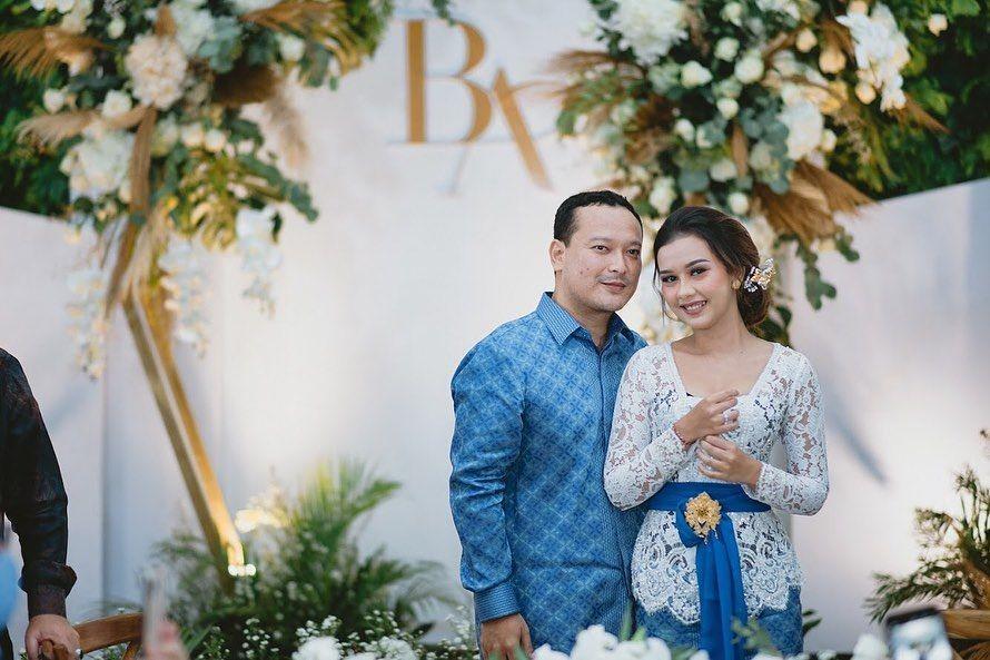 9 Dekorasi Pertunangan Banyu Biru, Berhiaskan Bunga Serba Putih