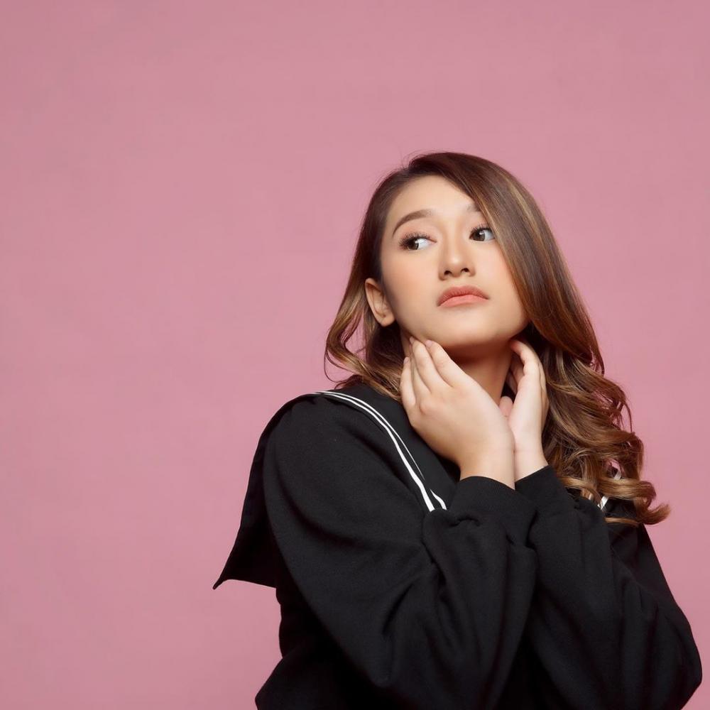 10 Potret Memesona Amanda Caesa dengan Rambut Blonde, Cute Banget!