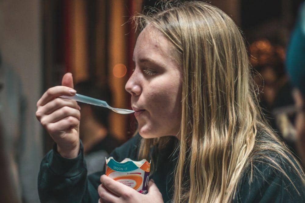 Hindari ngemil sebelum tidur agar tidak menyebabkan mimpi buruk. unsplash.com/Bradyn Trollip