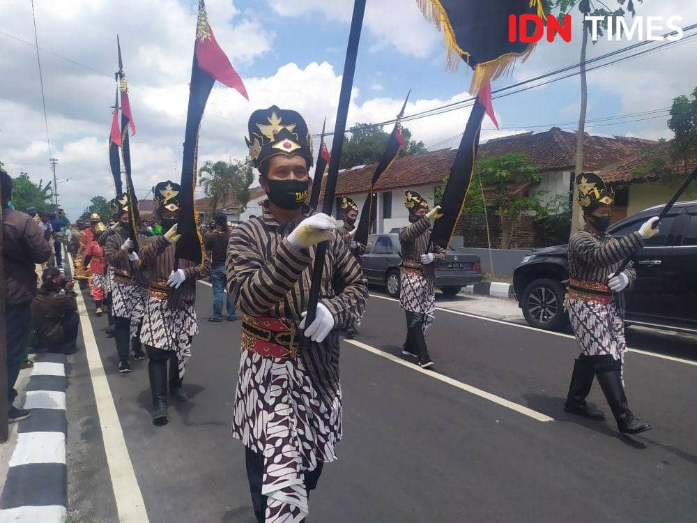 DWS-ACH diarak bregodo saat mendaftarkan diri ke KPU Sleman. IDN Times/Siti Umaiyah