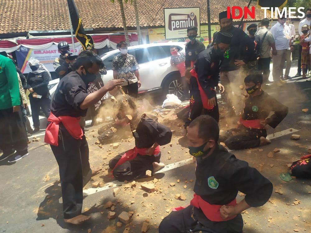 DWS-ACH disambut atraksi saat mendaftarkan diri ke KPU Sleman. IDN Times/Siti Umaiyah