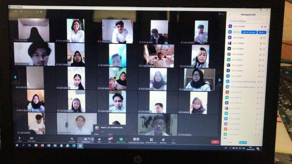 Mahasiswa baru USM ikut pembekalan via online. Dok Humas USM