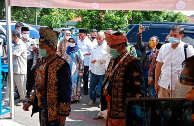 Pasangan bakal calon gubernur-wakil gubernur Jambi, Fachrori Umar dan Syafril Nursal, mendaftar ke KPUD Jambi untuk mendaftar pencalonan Pilgub Jambi dengan mengenakan pakaian adat Jambi, di Jambi, Minggu, 6 September 2020. (ANTARA/HO)
