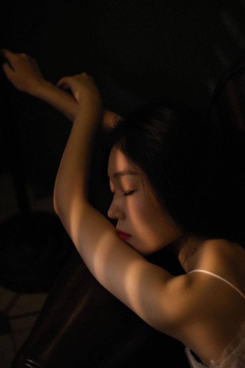 Tidur dengan latar belakang suara white noise bisa membuat tidur makin nyenyak. unsplash.com/Vino Li