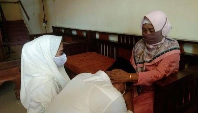 Ritual Khusus Mujiaman, Sungkem ke Ibu Jelang Daftar ke KPU Surabaya