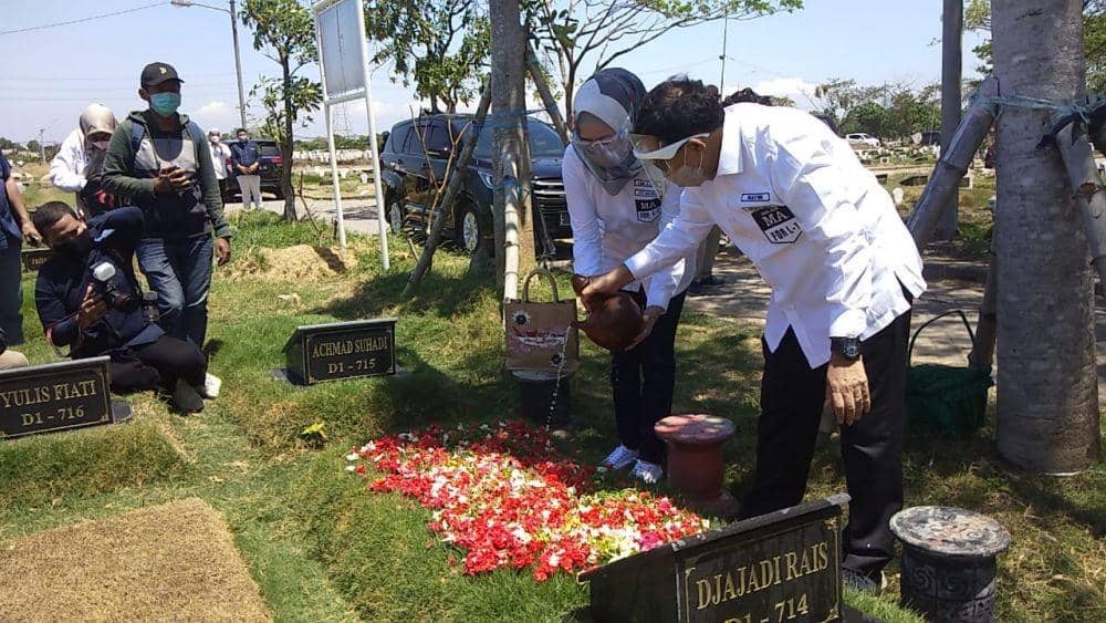 Sebelum Daftar ke KPU, Machfud Arifin Ziarah ke Makam Orangtuanya