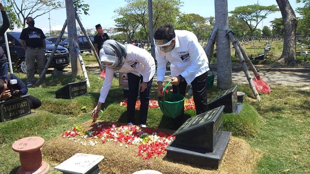 Bacawali Surabaya Machfud Arifin saat ziarah ke makam orangtuanya di TPU Keputih. IDN Times/Dok. Istimewa