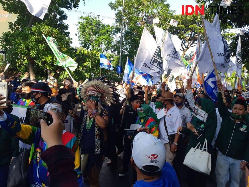 Para relawan Machfud Arifin dan Mujiaman Sukirno yang mengiringi hingga kantor KPU Surabaya, Minggu (6/9/2020). IDN Times/Ardiansyah Fajar