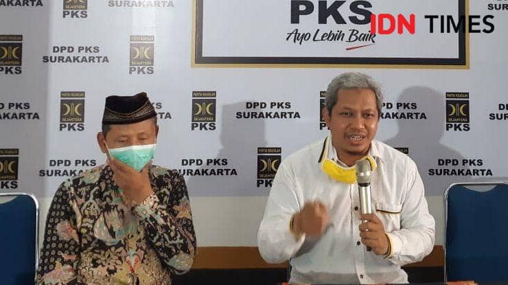 Ketua Dewan Pimpinan Daerah (DPD) PKS Solo, Abdul Ghofar Ismail saat memberikan keterangan pers. IDNTimes/Larasati Rey