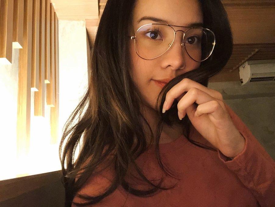 10 Pesona Anya Geraldine saat Pakai Kacamata, Cute hingga Elegan!