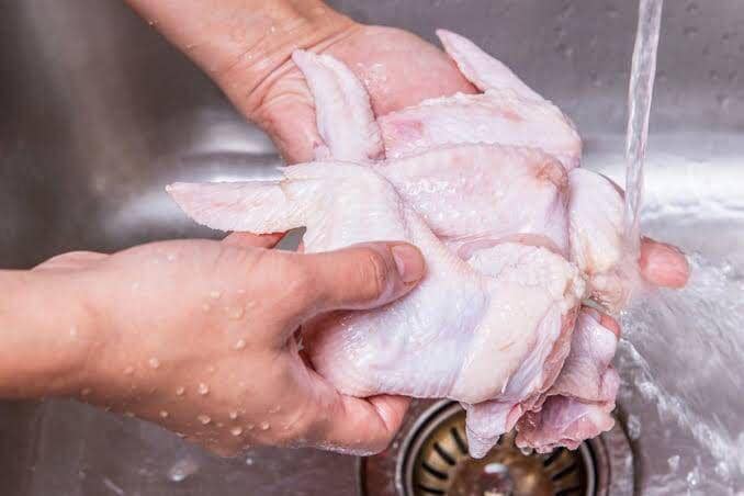 Ilustrasi membersihkan ayam (rd.com)