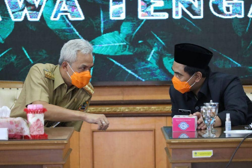 Ganjar saat berbincang dengan Taj Yasin di sela rapat koordinasi. Dok Humas Pemprov Jateng