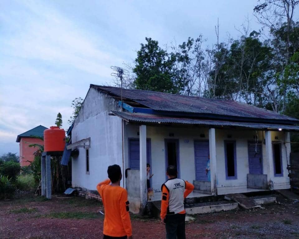 Beberapa rumah warga mengalami kerusakan akibat puting beliung (IDN Times/istimewa)