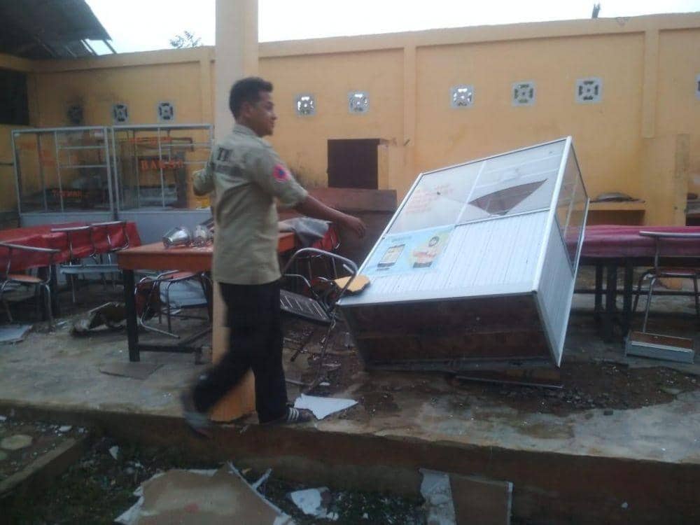 Petugas BPBD meninjau kerusakan di lokasi yang diterjang puting beliung (IDN Times/Istimewa)