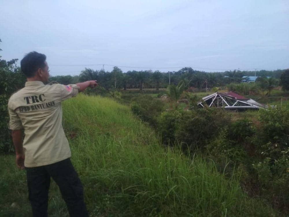 Atap rumah berterbangan akibat puting beliung (IDN Times/istimewa)