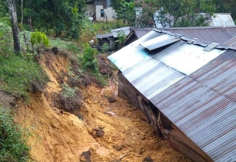Ilustrasi - Rumah terdampak banjir dan longsor.  (Dok. BNPB)