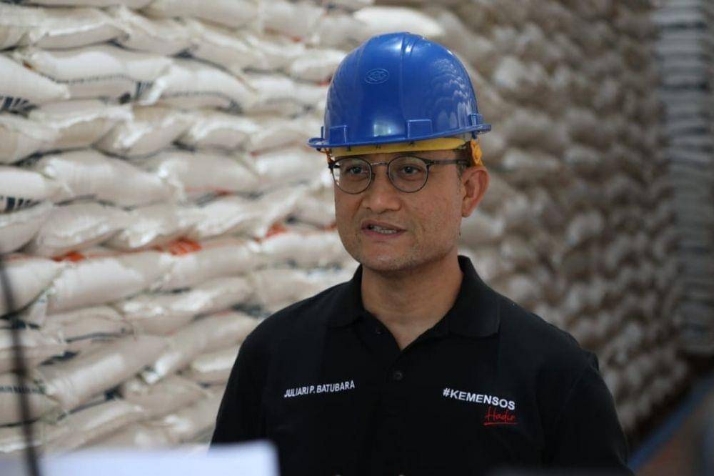 Mensos Juliari P Batubara cek kualitas bansos Beras di Bulog, Senin (7/9/2020) (Dok. Humas Kemensos)