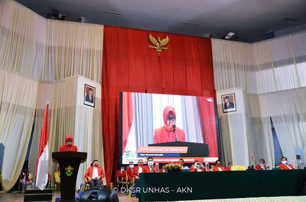 Rektor Universitas Hasanuddin, Dwia Aries Tina Pulubuhu, berpidato dalam upacara penerimaan mahasiswa barutahun ajaran 2020/21, pada Senin 9 September 2020. (Dok. Direktorat Komunikasi Universitas Hasanuddin)