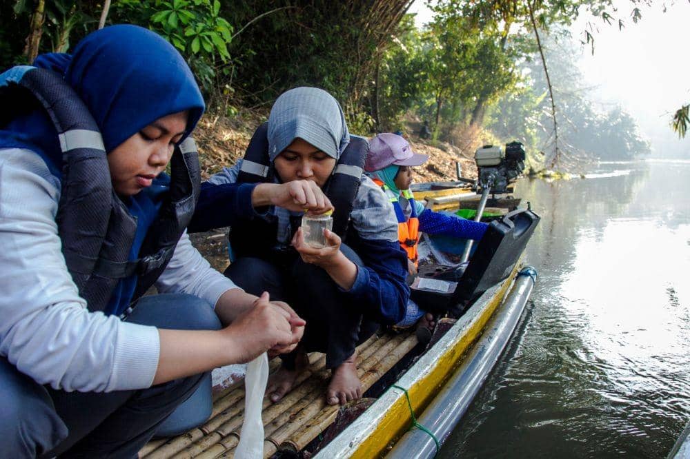 Awas! 6 Mahasiswa Dapati Ikan di Sungai Gresik Tercemar Mikroplastik