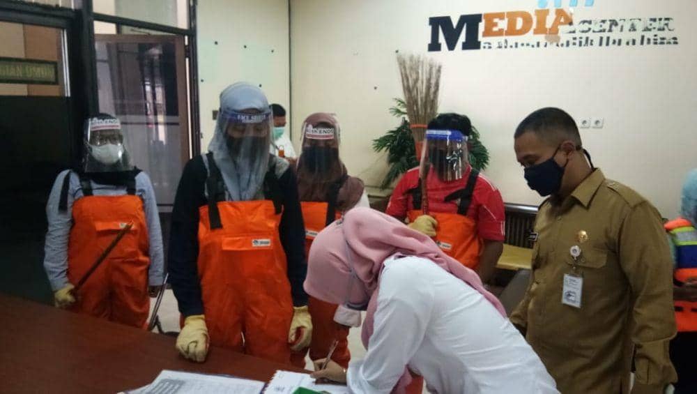 TCC ketika akan menyampaikan hasil penelitiannya ke bupati Gresik. IDN Times/Dok. Istimewa