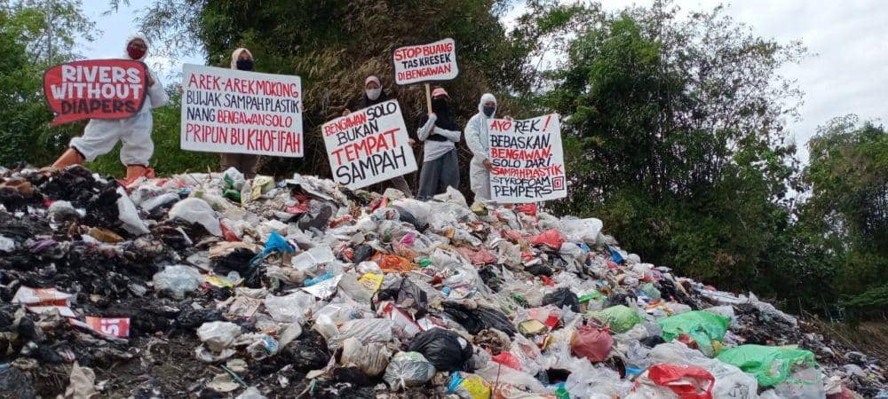 TCC saat meneliti sampel air sungai di kawasan Gresik. IDN Times/Dok. Istimewa