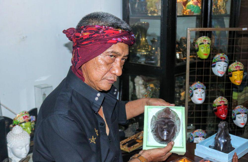 Djoko Rendy menunjukkan hasil cetakan cokelat berbentuk topeng. IDN Times/ Alfi Ramadana