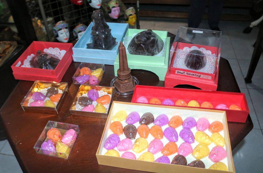 Berbagai olahan cokelat yang dicetak ke dalam beberapa bentuk mulai topeng, tugu hingga candi. IDN Times/ Alfi Ramadana