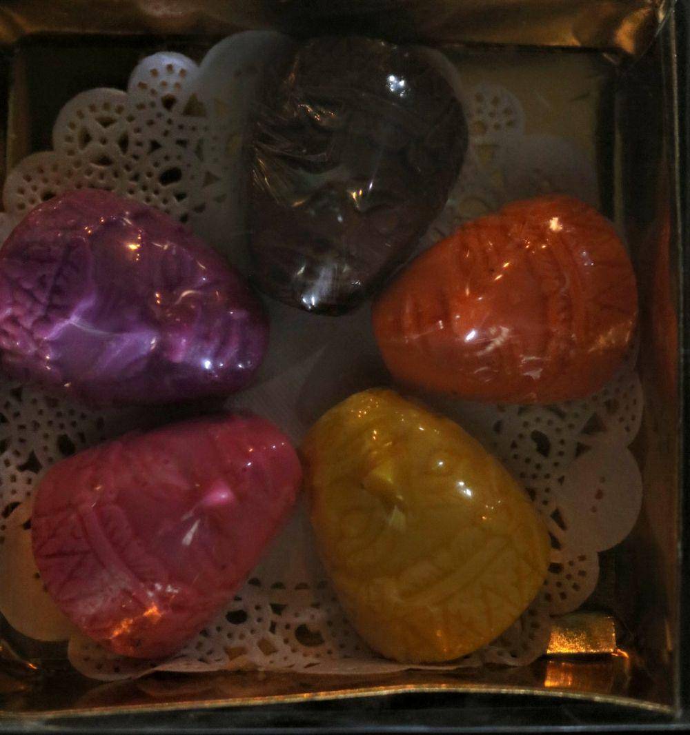 Hasil olahan cokelat dalam beberapa bentuk topeng warna-warni. IDN Times/ Alfi Ramadana
