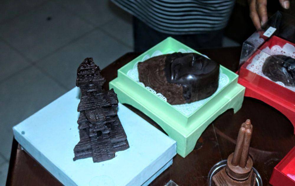Olahan cokelat yang sudah dicetak berbentuk candi Singosari. IDN Times/ Alfi Ramadana