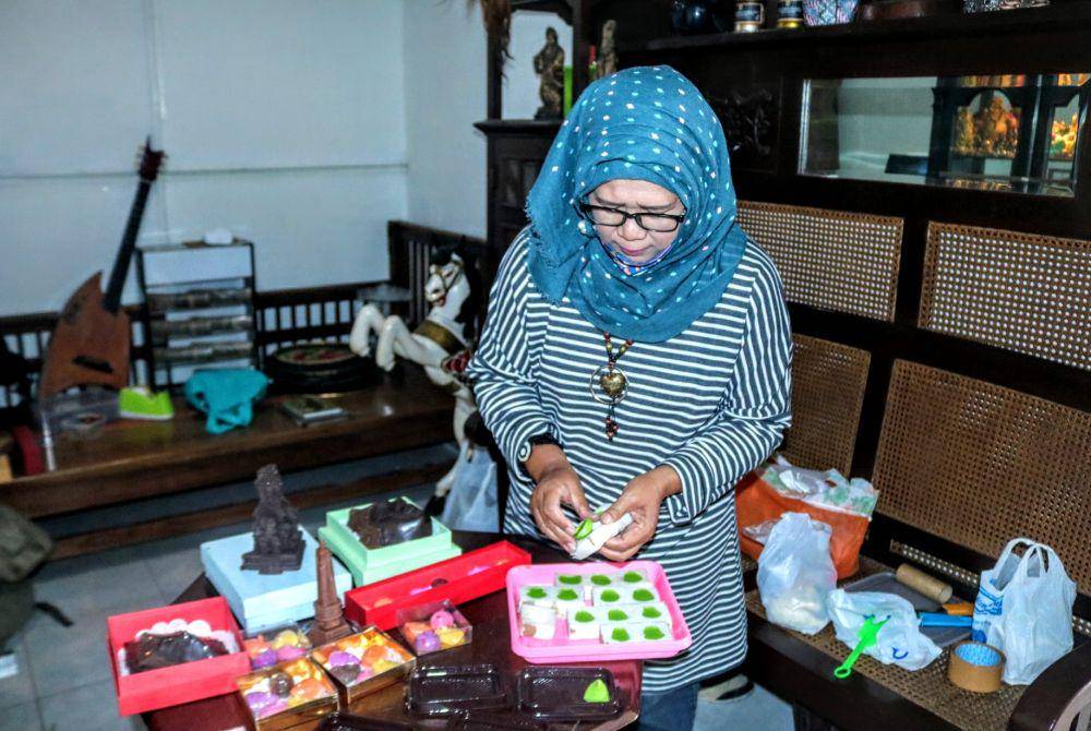 Proses pengelohan cokelat setelah didinginkan dari kulkas dan siap dikemas. IDN Times/ Alfi Ramadana