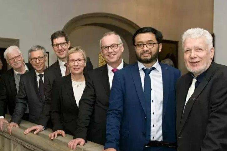 Hendro Wicaksono (kedua kanan) profesor asal Indonesia bersama para dosen di Jerman saat memberikan materi pembelajaran di internet di masa pandemi COVID-19 (ANTARA/HO-KBRI Berlin)