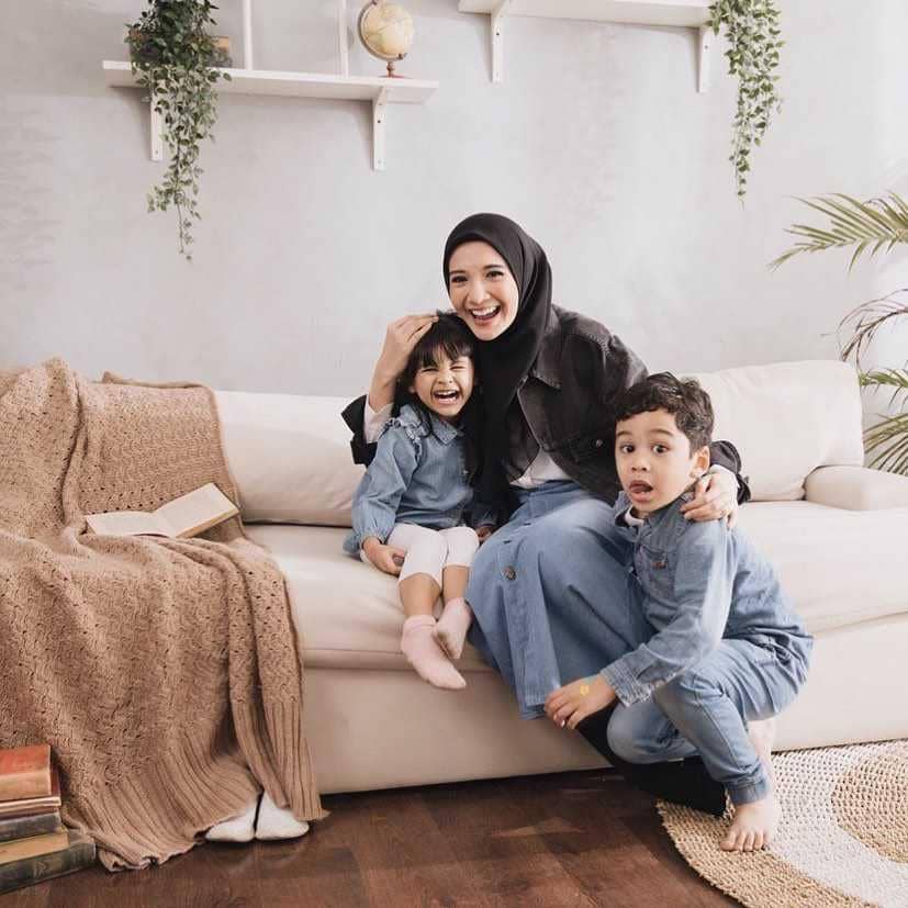 Calon Ibu Idaman, Ini 10 Potret Zaskia Sungkar Momong Keponakannya