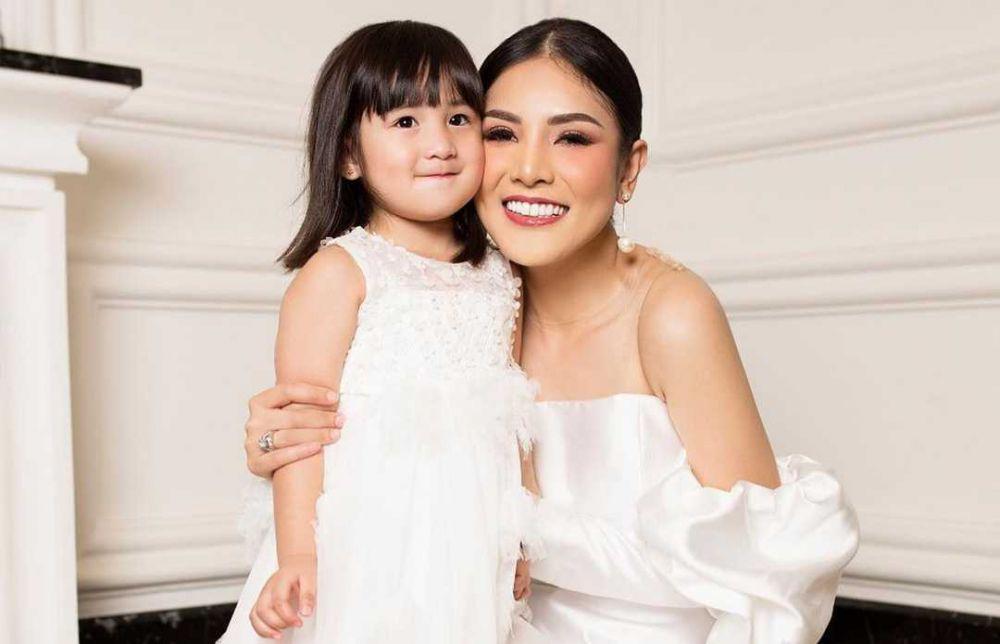 Bak Kakak Adik, 10 Momen Kedekatan Nindy Ayunda dan Anak Perempuannya