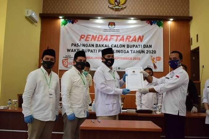 Ketua DPC Partai Gerindra Purbalingga Adi Yuwono menyerahkan berkas pendaftaran bakal calon bupati dan wakil bupati kepada ketua KPU Purbalingga di Aula KPU, Minggu (6/9).Foto: Istimewa