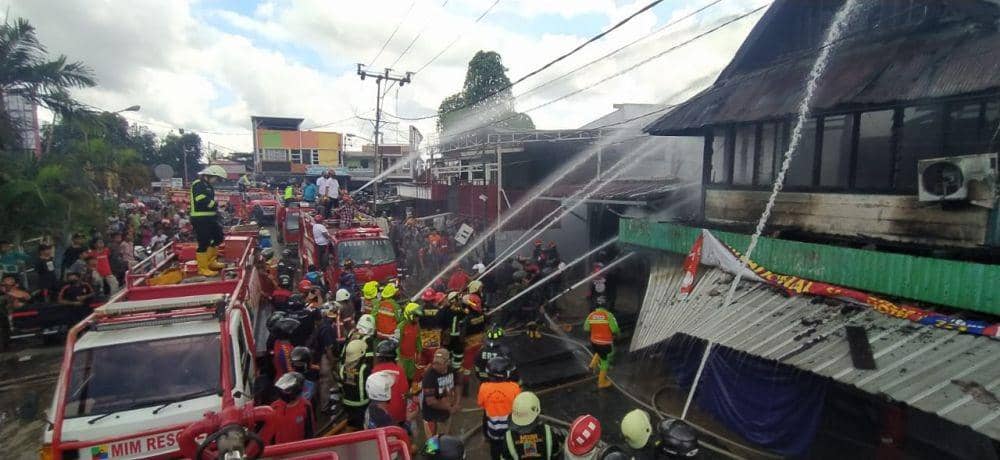 Petugas pemadam mencoba menjinakkan api yang mengamuk di Jalan Jelawat, Rukun Tetatangga 02, Kelurahan Sidomulyo, Kecamatan Samarinda Ilir, Samarinda (Dok.IDN Times/Istimewa)
