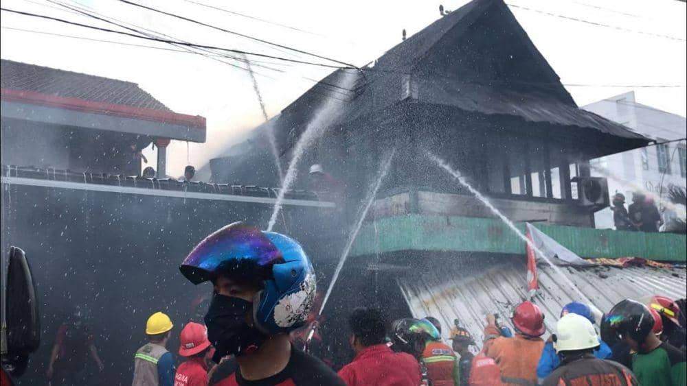 Petugas saat mencoba memadamkan api di Jalan Jelawat, Rukun Tetatangga 02, Kelurahan Sidomulyo, Kecamatan Samarinda Ilir, Samarinda (Dok.IDN Times/Istimewa)
