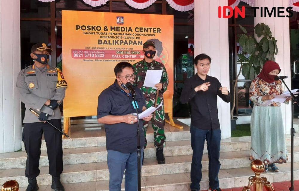 JBI Balikpapan Fajar Assifiyanto mendampingi Wali Kota Balikpapan saat press rilis di Kantor Pemerintah Kota Balikpapan IDN Times/Riani Rahayu