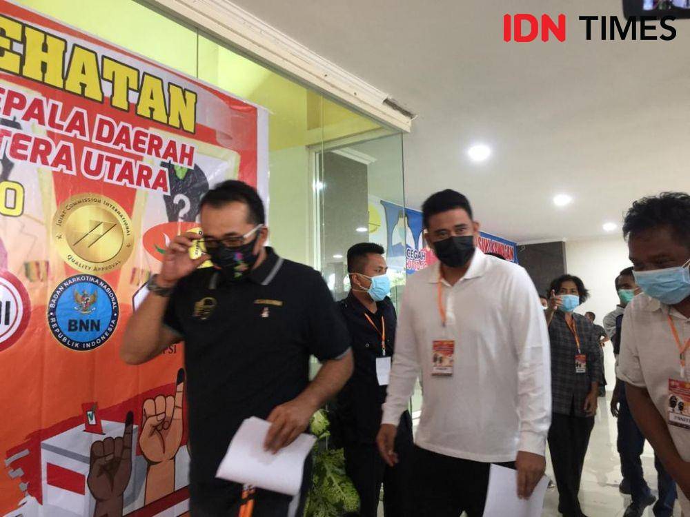 Bapaslon Wali Kota-Wakil Wali Kota Medan Bobby Nasution - Aulia Rachma usai lakukan tes kesehatan di RSUP HAM Medan pada Rabu (9/9/2020). (IDN Times/Indah Permata Sari)