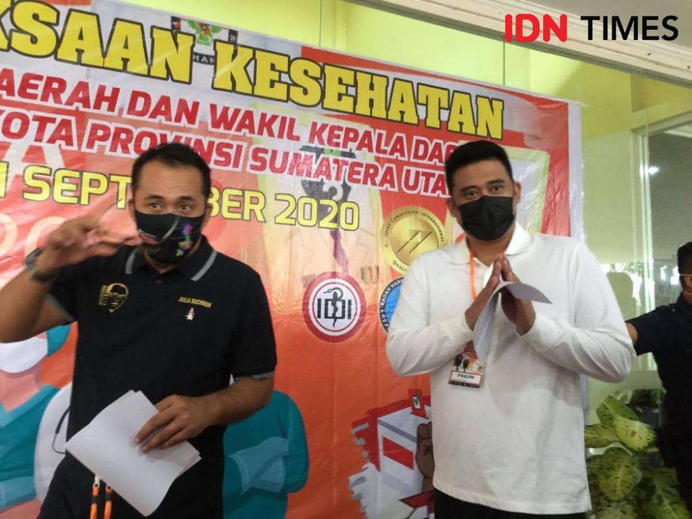 Bapaslon Wali Kota-Wakil Wali Kota Medan Bobby Nasution - Aulia Rachma usai lakukan tes kesehatan di RSUP HAM Medan pada Rabu (9/9/2020). (IDN Times/Indah Permata Sari)