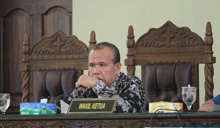 Eliakim Simanjuntak saat menjadi Ketua DPRD Siantar (Istimewa)