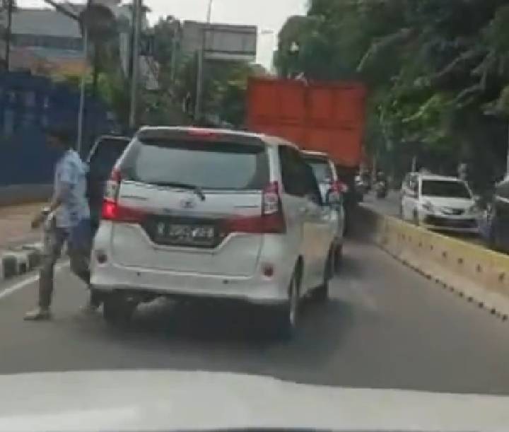 Tangkapan layar kejadian perusakan mobil di Tugu Proklamasi, Jakarta Pusat (Instagram/westjurnalpalma)